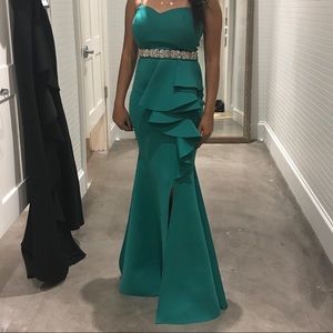 Beautiful Green formal dress size 2 only wear it once like new